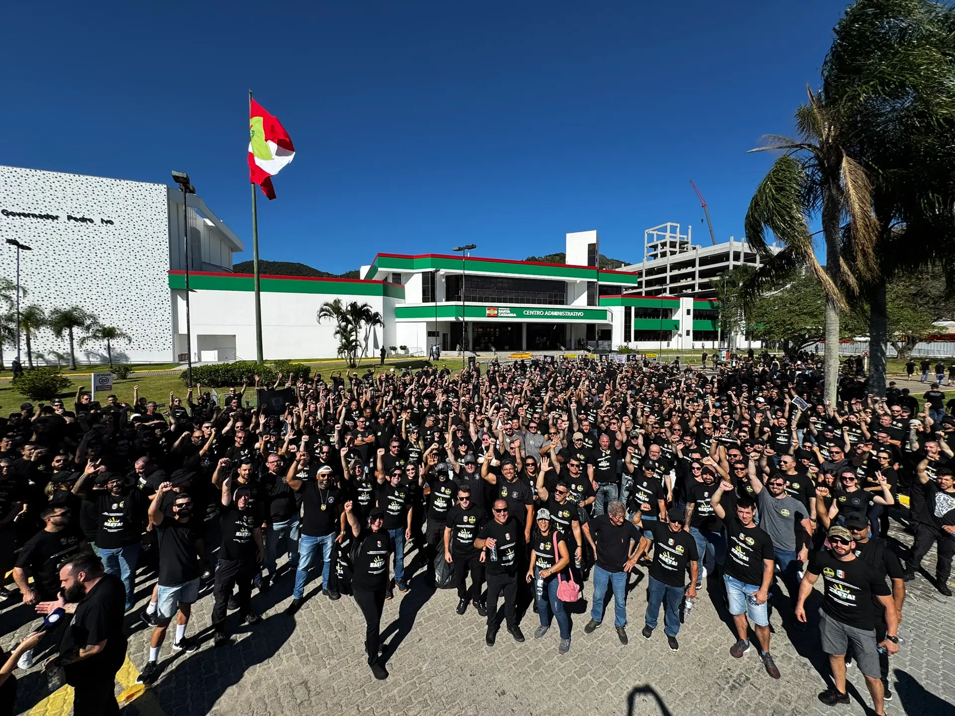 Policiais Penais e Agentes de Segurança Socioeducativos reunidos em mobilização da APPS-SC